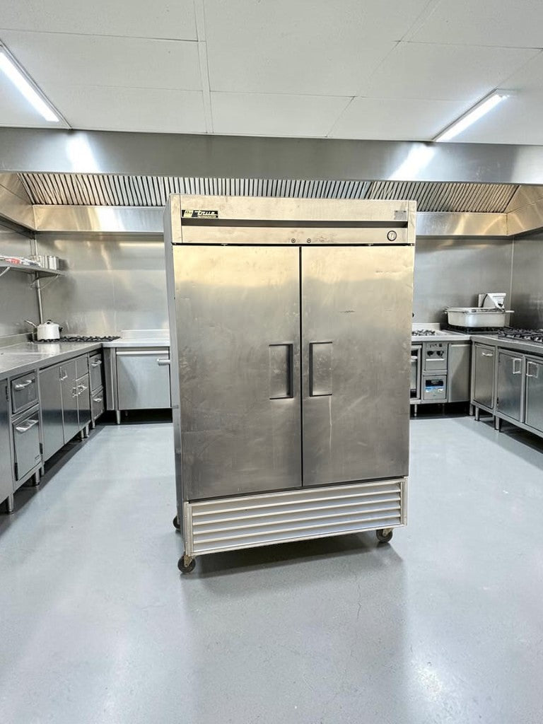 Elite Condition – True T-49 – 54 1/8" Two-Section Reach-In Refrigerator – 2 Solid Doors – R134A – 115V – Fully Tested & Operational!