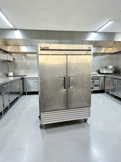 Elite Condition – True T-49 – 54 1/8" Two-Section Reach-In Refrigerator – 2 Solid Doors – R134A – 115V – Fully Tested & Operational!