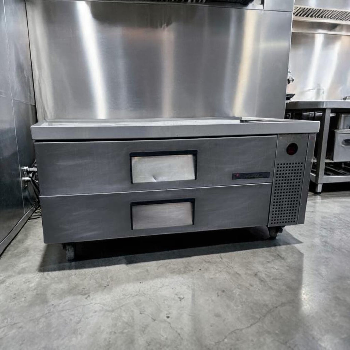 Exceptional Condition – True TRCB-52-HC Refrigerated Chef Base – 52” Width – (2) Drawers – 115V – Fully Tested & Operational!