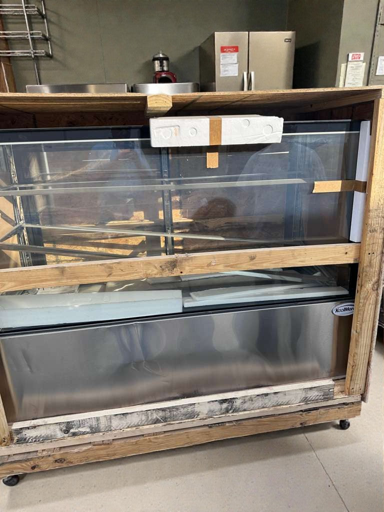 Brand New Condition – KoolMore Refrigerated Bakery Display Case (Scratch & Dent)