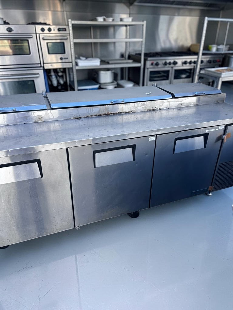 Exceptional Condition – True TPP-93 – 93″ Three-Door Refrigerated Pizza Prep Table – (12) 1/3-Size Pan Capacity – 115V – Fully Tested & Operational!