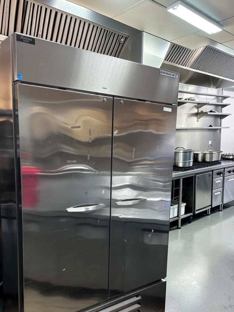 Exceptional Condition – Beverage-Air HBR49-1-006 Horizon Series – 52" Two-Section Solid-Door Reach-In Refrigerator – 46.15 Cu. Ft. – 115V – Fully Tested & Operational!
