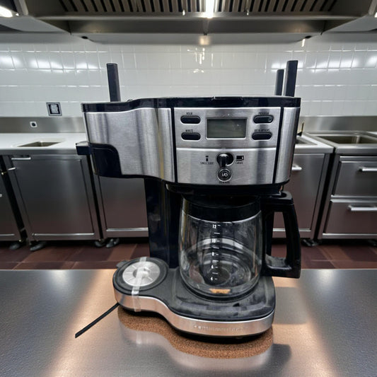 Brand New Condition – Programmable 12-Cup Drip Coffee Machine – Stainless Steel & Black Finish – Glass Carafe – Single Serve / Carafe Options – Fully Tested & Operational!