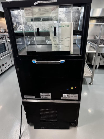 Superior Condition – Structural Concepts Oasis COU2757R – 27½″ Dual-Temperature Service/Self-Service Merchandiser – 120V – Fully Tested & Operational!