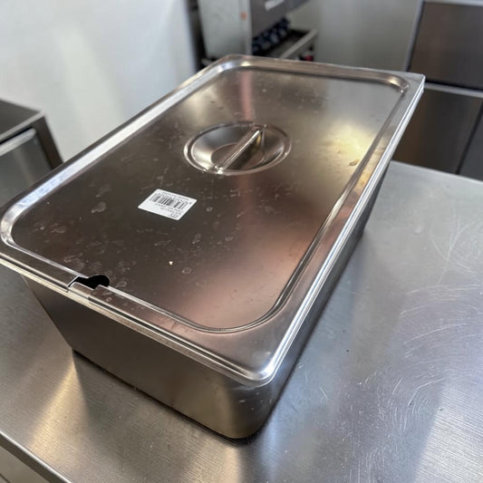 Outstanding Condition – ZPL ZSPCF – Full-Size Stainless-Steel Steam Table Pan with Solid Lid – Approx. 21-Qt. Capacity – Fully Inspected & Ready for Use!