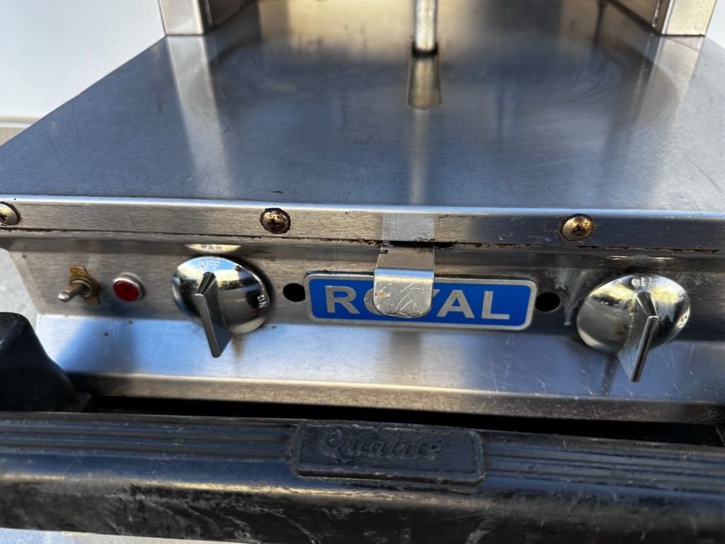 High-Quality Condition – Royal Range RVB-2 – Commercial Two-Burner Vertical Gyro Broiler – Propane Gas – 26,000 BTU – Motorized Rotisserie – NSF Certified – Fully Tested & Operational!