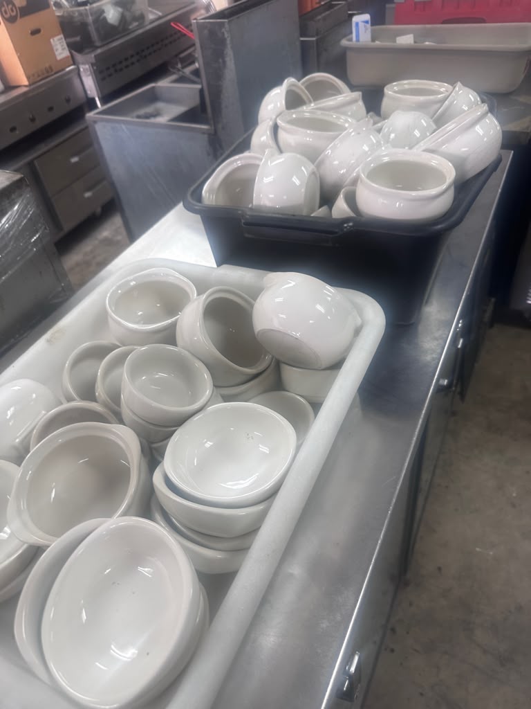 First-Class Condition – Bulk Lot Commercial White Ceramic 12 oz. Onion Soup Crocks / Bowls – Oven, Microwave & Dishwasher-Safe Style – Restaurant Serving Ware!