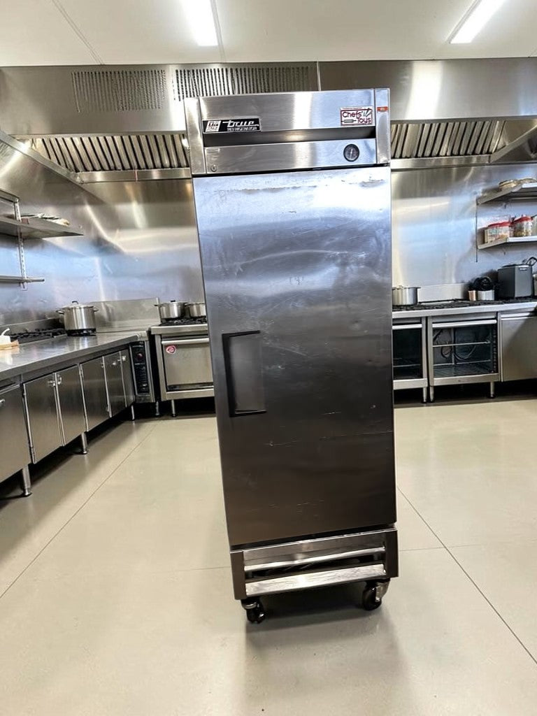 Optimal Condition – True T-19 – 27" One-Section Solid-Door Reach-In Refrigerator – 19 Cu. Ft. – 115V – NSF Listed – Fully Tested & Operational!