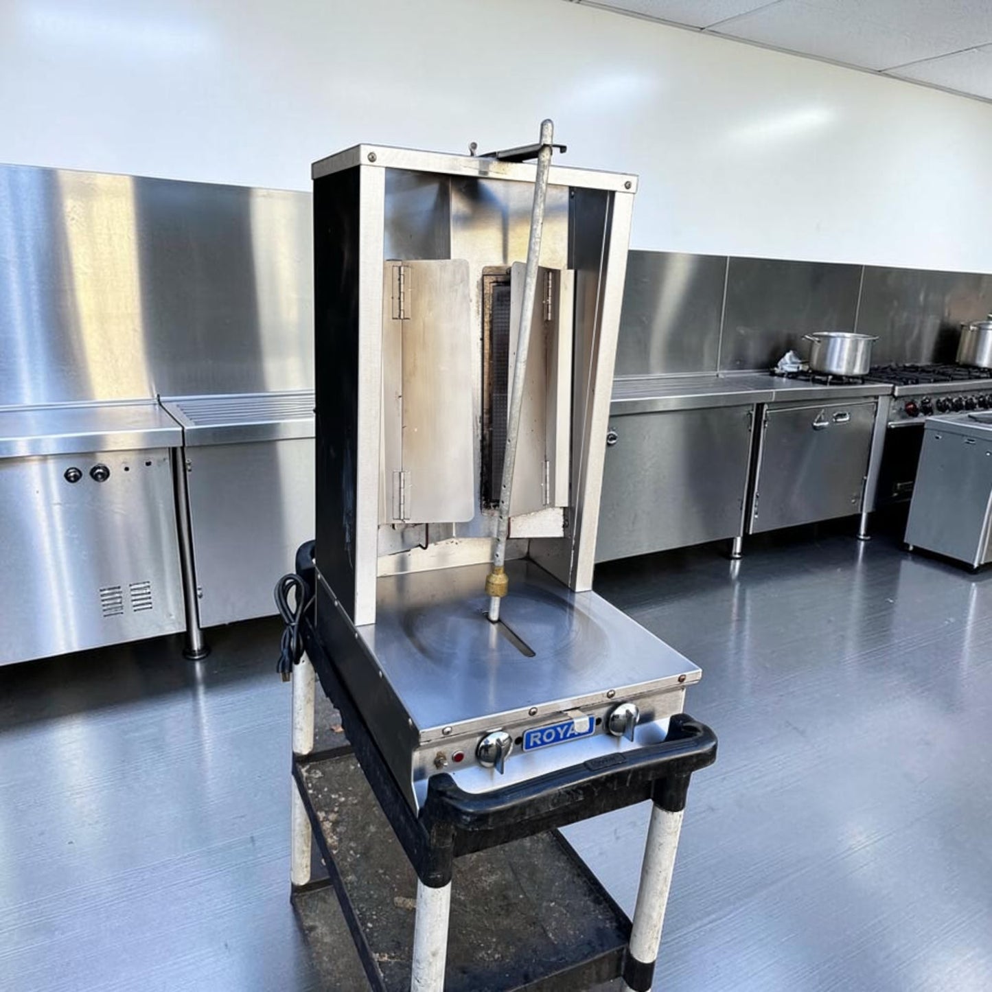 High-Quality Condition – Royal Range RVB-2 – Commercial Two-Burner Vertical Gyro Broiler – Propane Gas – 26,000 BTU – Motorized Rotisserie – NSF Certified – Fully Tested & Operational!