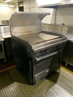 Like-New Condition – Commercial Gas Range with Flat Griddle & Oven – Fully Tested & Working!