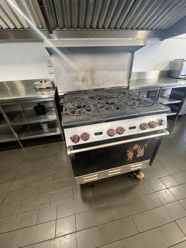 Exceptional Condition – Commercial Gas Range with Oven – 6 Burners – NSF Certified – Fully Tested & Operational!