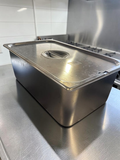 Outstanding Condition – ZPL ZSPCF – Full-Size Stainless-Steel Steam Table Pan with Solid Lid – Approx. 21-Qt. Capacity – Fully Inspected & Ready for Use!